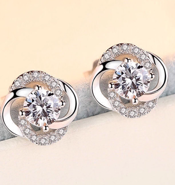 all-silver stud earrings,  version versatile four-leaf clover earrings, anti-allergy and non-fading birthday  earrings